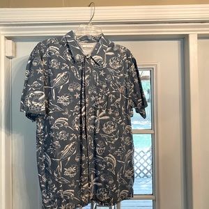 Men’s Columbia Hawaiian shirt.
